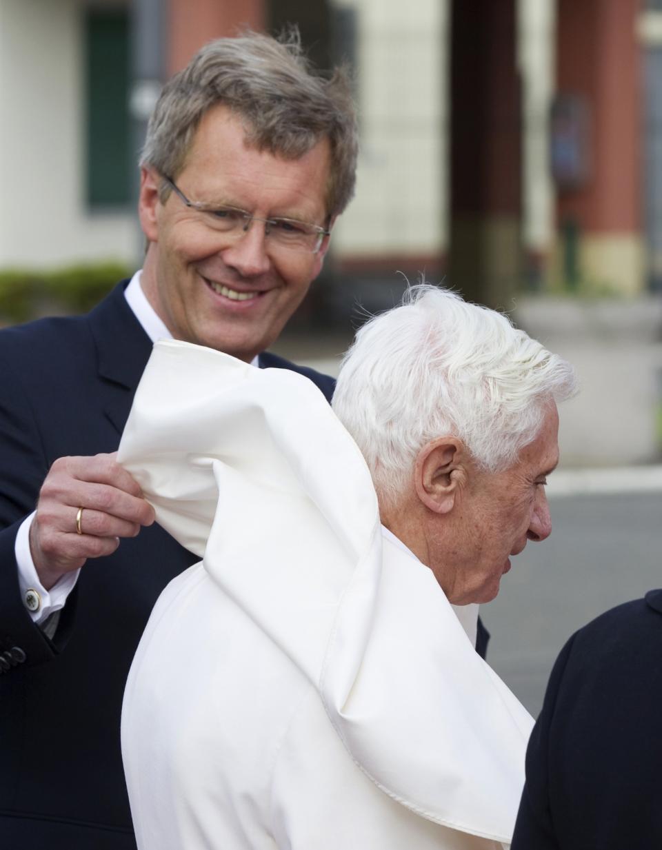 <p>Christian Wulff und Papst Benedikt XVI. am Berliner Flughafen Tegel am 22. September 2011. (Bild: AP Photo/Gero Breloer) </p>