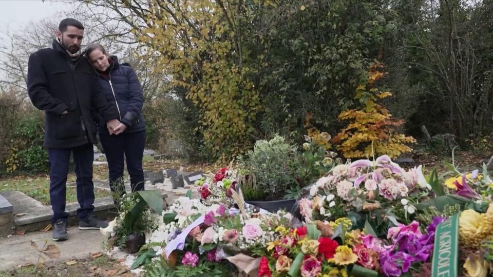 Marie-Anne et Kevin se recueillant devant la tombe de leur fille Léanne - BFMTV