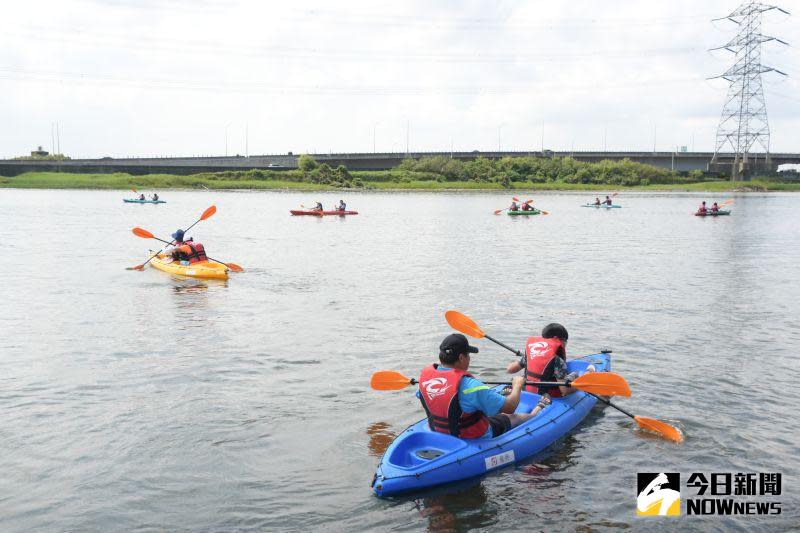 ▲線西鄉公所在彰濱工業區線西區慶安水道河濱公園舉辦「2020線西鄉獨木舟嘉年華」活動，遊客玩得不亦樂乎。（圖／記者陳雅芳攝，2020.08.09）