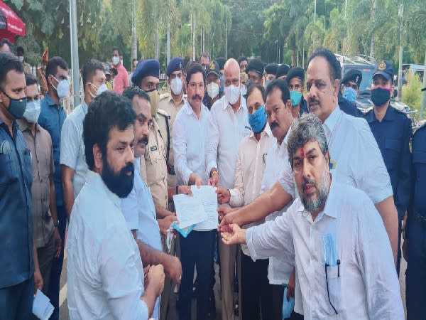 YSRCP delegation led by MLA Jogi Ramesh (Centre) submitting complaint at the DGP office (Photo/ANI)