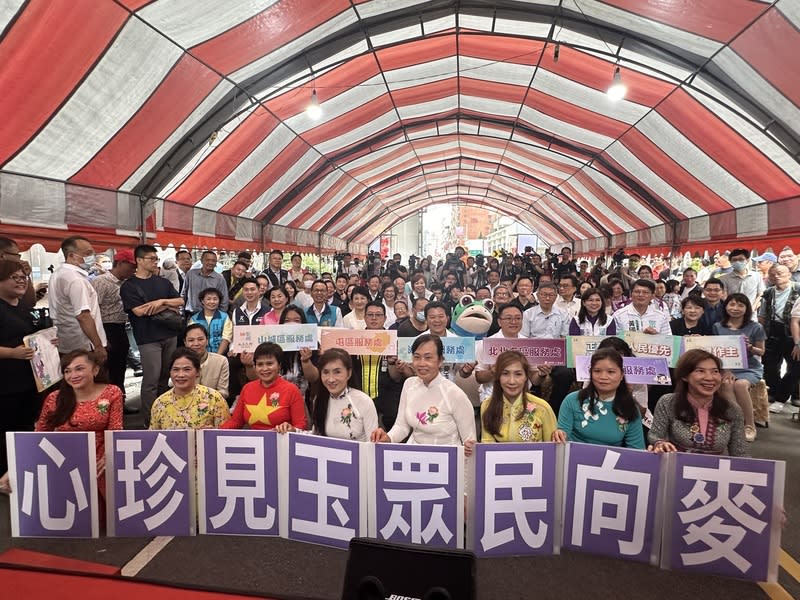 台灣民眾黨台中聯合服務處揭牌 台灣民眾黨立委麥玉珍及台中市議員江和樹、陳清龍 聯合服務處26日舉行揭牌典禮，由於麥玉珍為台灣首 名出身越南的立委，典禮現場有許多新住民到場祝 賀。 中央社記者趙麗妍攝  113年5月26日 