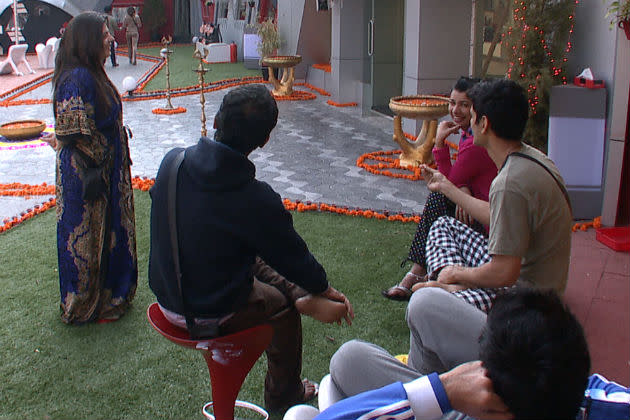 The weather is chilly and beautiful at the Bigg Boss house and Rajeev and Aaksha are taking a walk.