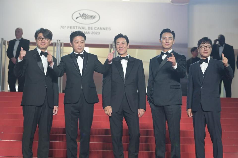 金熙元（左二）、李善均（中）、朱智勛（右二）5月出席《寂噤計畫》坎城首映。翻攝CJ ENM Movie臉書