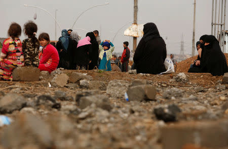 Displaced Iraqis flee their homes as Iraqi forces battle with Islamic State militants, in western Mosul, Iraq March 18, 2017. REUTERS/Suhaib Salem