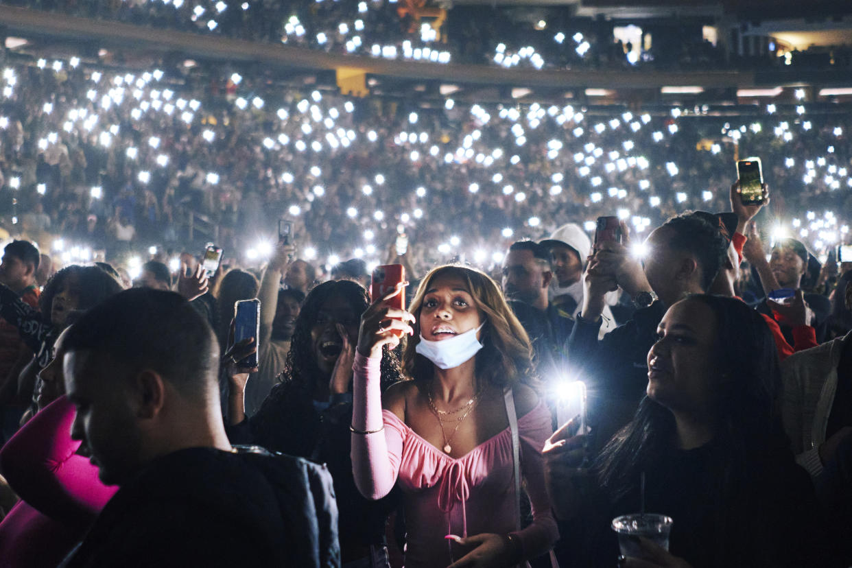 Miembros del público ven a El Alfa en el escenario del Madison Square Garden en Manhattan, el viernes 22 de octubre de 2021. (An Rong Xu/The New York Times).