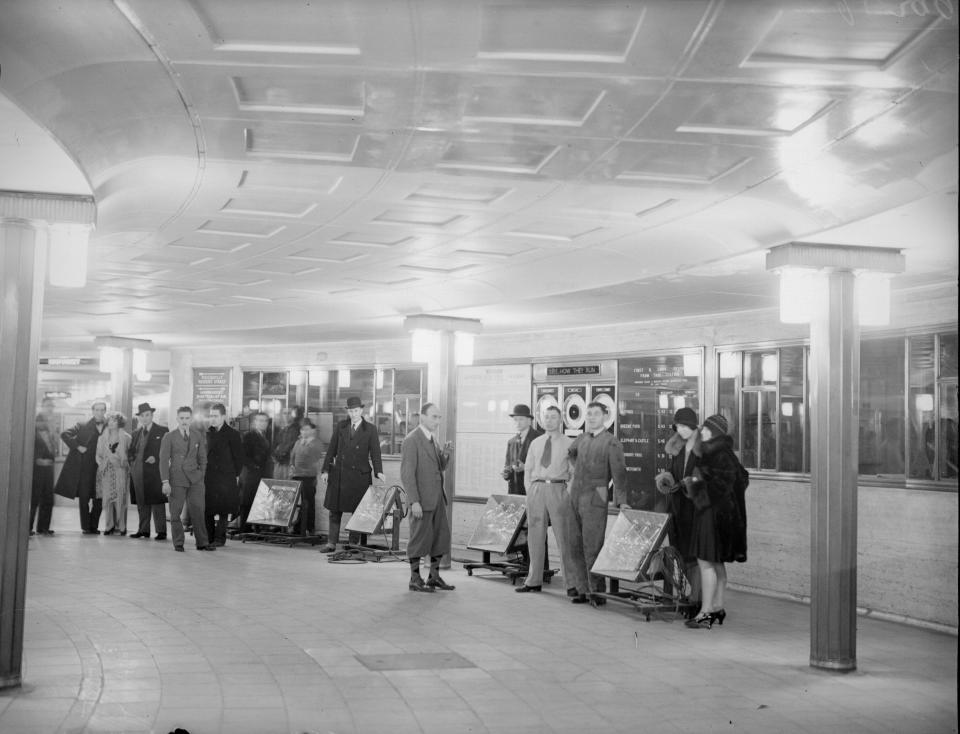 Piccadilly Circus ticket hall in 1930.