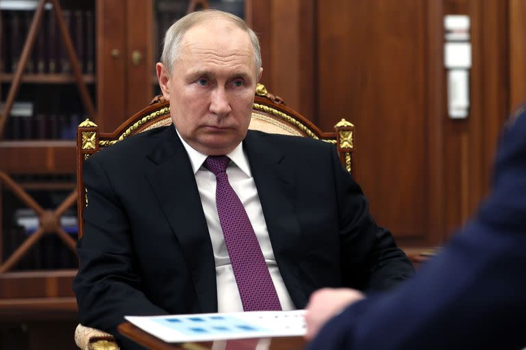 El presidente ruso Vladimir Putin escucha a Igor Shuvalov, presidente de la corporación estatal de desarrollo  VEB.RF en el Kremlin, Moscú, miércoles 30 de agosto de 2023. (Gavriil Grigorov, Sputnik, Kremlin Pool Photo via AP)