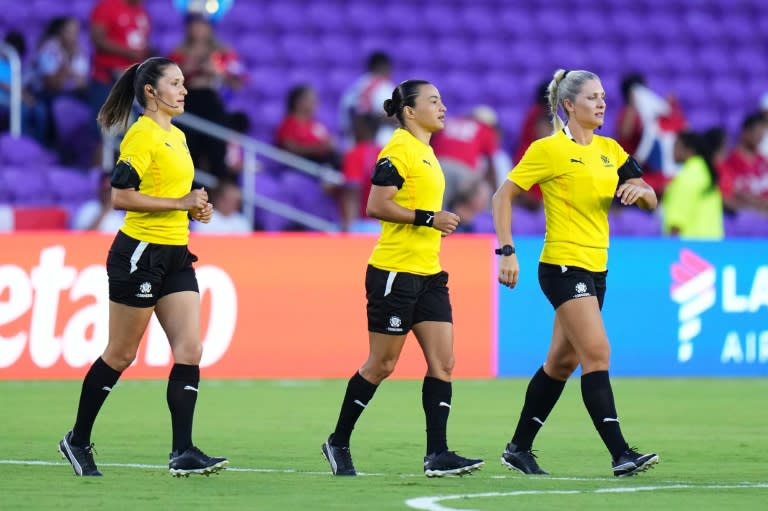 (De I a D) la jueza de línea Mary Blanco, la árbitra Edina Alves y la jueza de línea Neuza Black calientan antes del partido entre Panamá y Bolivia por el Grupo C de la Copa América en Orland, Florida, el 1 de julio de 2024 (Rich Storry)