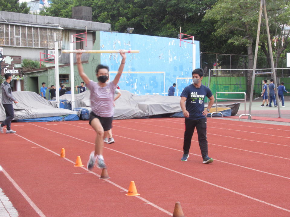 陳重宇緊盯選手步伐給予建議