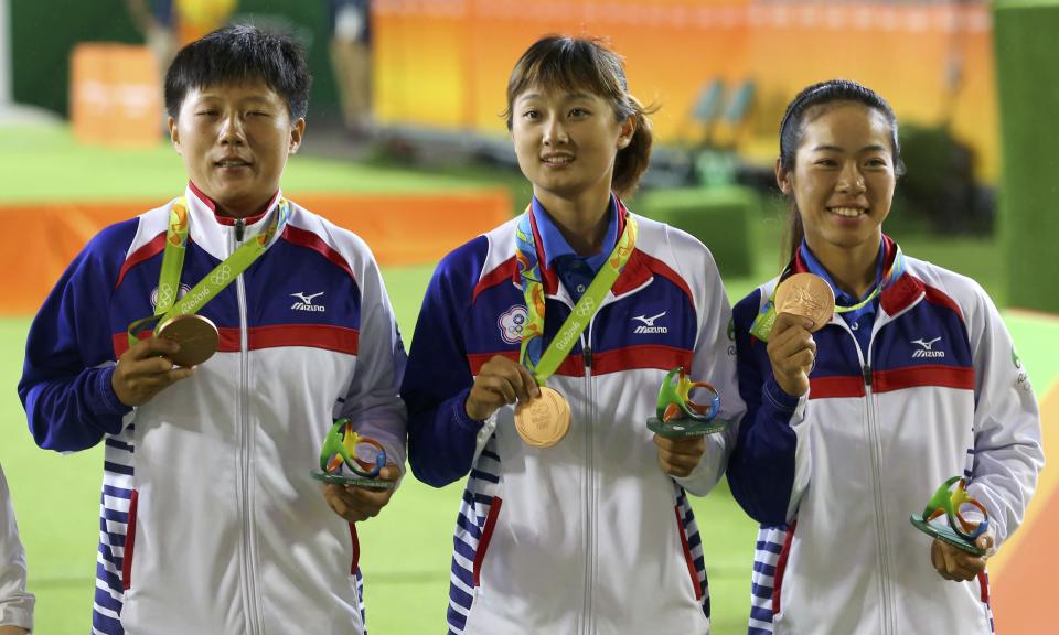 Lin Shih-Chia (m.) mit ihren Teamkollegen Le Chieh Ying (l.) und Tan Ya-Ting (r.) bei der Verleihung der Bronzemedaillen (Bild: REUTERS/Yves Herman)