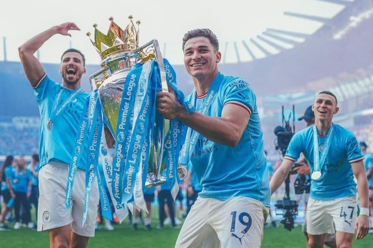 Julián Álvarez con el trofeo de la Premier League 2022-23; el argentino convirtió nueve goles 