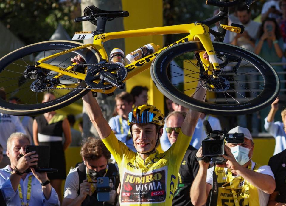 Vingegaard levanta su bicicleta tras ganar la 109ª edición del Tour de Francia (AFP via Getty Images)