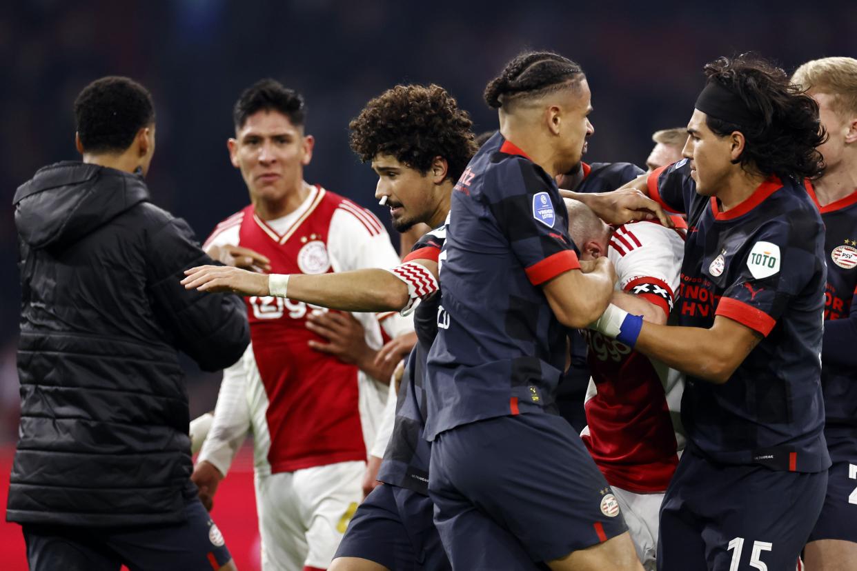 Edson Álvarez protagonizó un conato de bronca luego de la derrota de su equipo, el Ajax a manos del PSV Eindhoven (Foto: ANP via Getty Images)