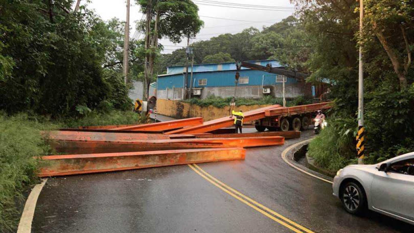 31歲曾姓司機25日傍晚5點駕駛拖板吊車，行經桃園龜山區大坑路往坪頂方向時大量鋼筋瞬間掉落。(圖／翻攝照片)