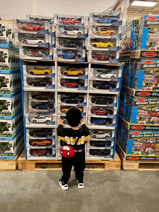 男童看著汽車模型。（圖／翻攝自《Costco好市多 商品經驗老實說》）