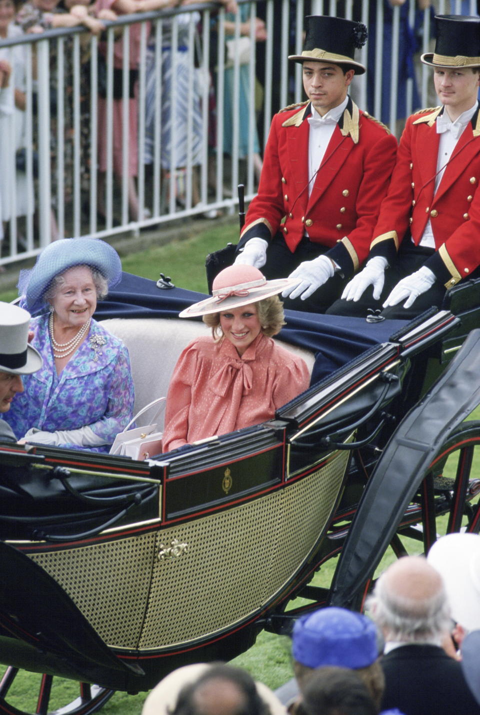 <p>Prinzessin Diana sitzt bei Ascot in einem Outfit von Jan Van Velden neben Queen Mum. <em>[Bild: Getty]</em> </p>