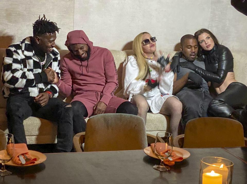 <p>Recientemente vimos a Fox y a Kanye cenando con Madonna y <strong>Floyd Mayweather</strong> (izzq.) en un restaurante de moda de Los Ángeles. Su reciente reunión ocurrió luego de que <a href="https://ew.com/movies/madonna-biopic-julia-fox-could-play-debi-mazar/" rel="nofollow noopener" target="_blank" data-ylk="slk:Entertainment Weekly;elm:context_link;itc:0;sec:content-canvas" class="link "><em>Entertainment Weekly </em></a>reportara que Fox está siendo considerada para hacer el papel de <strong>Judy</strong> <strong>Mazar</strong>, la amiga del alma de Madonna, en el biopic que la actriz y cantante prepara sobre su propia vida con la ayuda de la guionista <strong>Diablo Cody</strong>.</p>