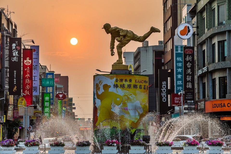 嘉義市中央噴水池的投手懸日頗負盛名。   圖：嘉義市政府/提供