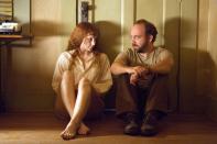 Verlorene Seelen aus zwei verschiedenen Welten: Unterwassernixe Story (Bryce Dallas Howard) und Hausmeister Cleveland Heep (Paul Giamatti) helfen sich gegenseitig, ihre Probleme zu überwinden. Shyamalan will in seinem Film-Flop "Das Mädchen aus dem Wasser" (2006) zu viel auf einmal und verfällt dadurch in den Tonfall eines Predigers. (Bild: Warner)