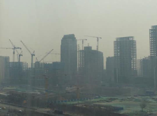 16日，在中國最大規模的政治活動兩會（相當於國會）期間停工的污染物排泄工廠重新開工，北京等首都圈再次被霧霾所籠罩。 /微博