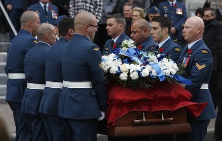 Pallbearers carry the casket of Warrant Officer Patrice Vincent following his funeral in Longueuil, Quebec November 1, 2014. REUTERS/Chris Wattie