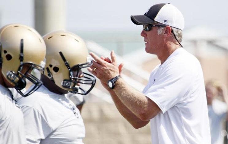 Oak Grove offensive coordinator and NFL legend Brett Favre instructs players during a practice — AP