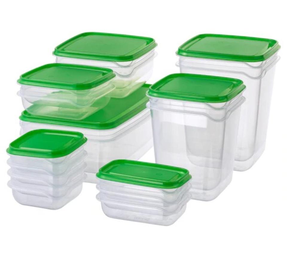 Estos<em> tuppers</em> de Ikea se pueden comprar indivualmente o en juego y son muy asequibles. Sin embargo, duran poco tiempo, ya que se doblan en el lavavajillas, las tapas no encajan bien y no funcionan de forma adecuada en el microondas. (Foto: <a href=" http://www.ikea.com/es/es/p/pruta-bote-juego-17-transparente-verde-60149673/" rel="nofollow noopener" target="_blank" data-ylk="slk:Ikea;elm:context_link;itc:0;sec:content-canvas" class="link ">Ikea</a>).