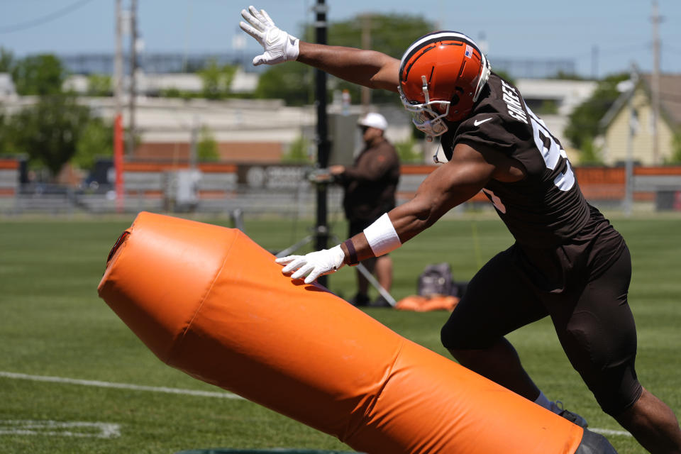 Cleveland Browns' Myles Garrett participates in a drill during NFL football practice in Berea, Ohio, Tuesday, June 11, 2024. (AP Photo/Sue Ogrocki)