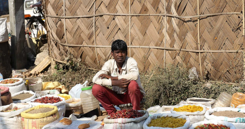 印度一名少年在家門口賣菜，因為違反當地規定的宵禁時間，結果被警察毆打致死。（示意圖／pixabay）