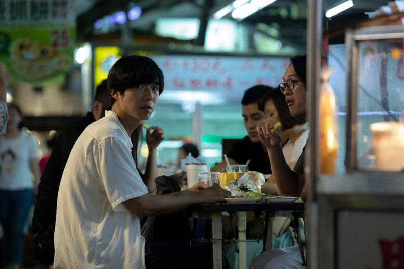 《燕》在高雄取景拍攝，電影中可看到許多熟悉的台灣夜市、街景畫面。（希望行銷提供）