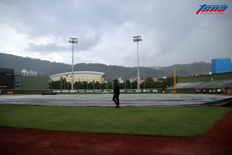 天母今天的比賽因雨延期。資料照片