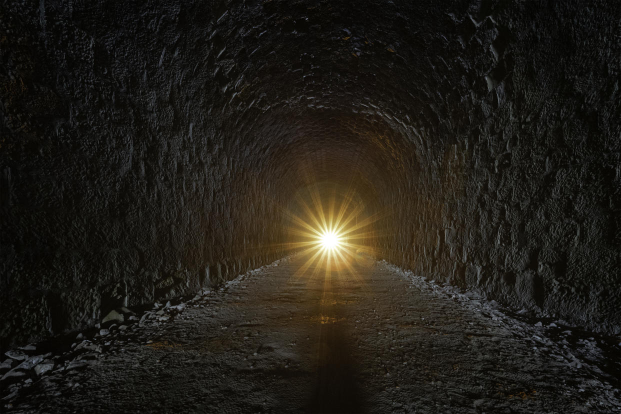 En los equinoccios de primavera y otoño, los rayos del sol atraviesan el túnel de Valdealgorfa, en Teruel. (Foto: Getty Images).