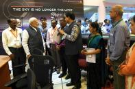 Le Premier ministre indien Narendra Modi (2e g) s'entretient avec des scientifiques de l'Agence spatiale indienne, le 7 septembre 2019 à Bangalore