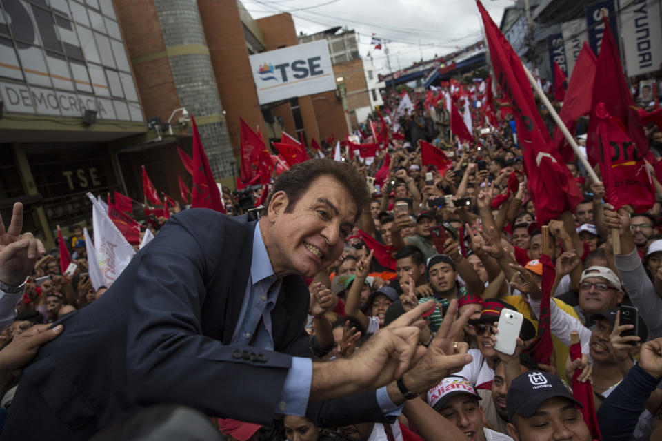 <p>Der Oppositionskandidat Salvador Nasralla begrüßt Unterstützer vor dem Obersten Wahlgericht in Tegucigalpa, Honduras. Bei der Präsidentschaftswahl lag er überraschenderweise vorn. (Bild: AP Photo) </p>