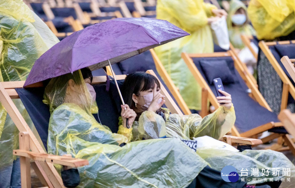 10月8日台北首場，近200位觀眾風雨無阻，相偕親友、情侶或夫妻穿著雨衣觀影應援女孩權益-2(台灣世界展望會提供)