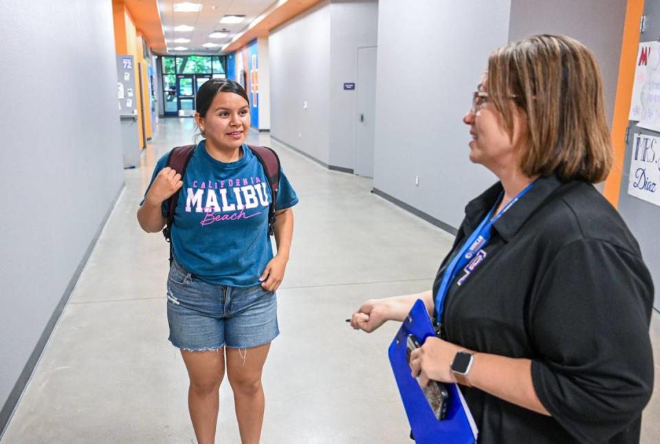 Taylor Cruz, estudiante de Duncan Polytechnic High School, es felicitada por una maestra después de aprobar su examen del programa CNA antes de su graduación, el miércoles 22 de mayo de 2024.