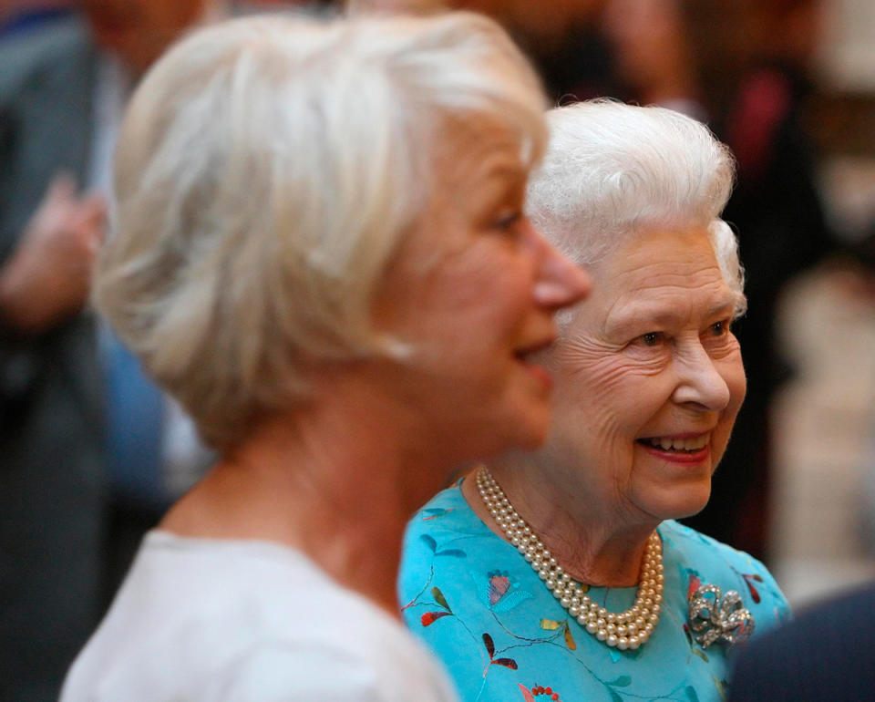 La reina Isabel II se encuentra con la dama Helen Mirren en una recepción para celebrar a los jóvenes en las artes escénicas, en el Palacio de Buckingham, en el centro de Londres. (Foto de Dominic Lipinski/PA Images vía Getty Images)