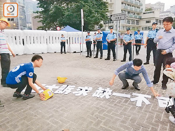 民主派政團區議員於對話會場外表達訴求。（鄧欣婷攝）