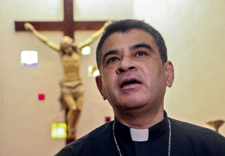 El obispo católico nicaragüense Rolando Álvarez habla con la prensa en la iglesia Santo Cristo de Esquipulas en Managua, el 20 de mayo de 2022.