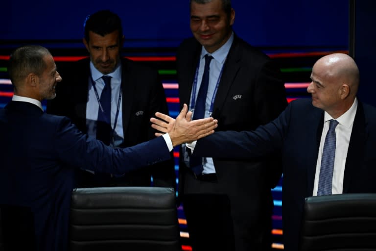 El presidente de la UEFA, Aleksander Ceferin (izq), y el de la FIFA, Gianni Infantino, se dan la mano durante el último congreso ordinario de la UEFA, el 8 de febrero de 2024 en París (Julien de Rosa)