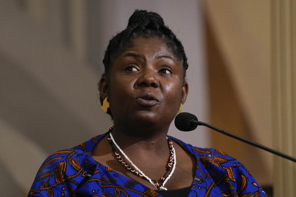 La entonces vicepresidenta electa de Colombia, Francia Márquez, habla durante una reunión con organizaciones feministas en Santiago de Chile, el jueves 28 de julio de 2022. (AP Foto/Esteban Felix)