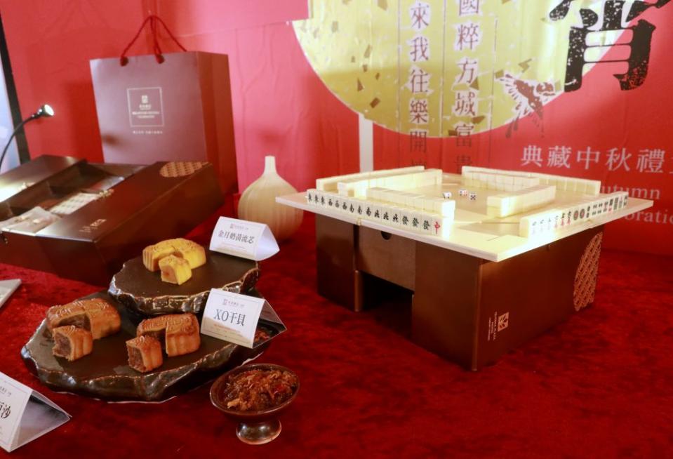 桂田酒店雀月金宵月餅禮盒，可組成圖右的迷你麻將桌，家人隨時可一起摸八圈。（記者陳俊文攝）