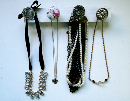 DIY Door Knob Jewelry Organizer by Glitter'N Glue