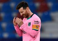 FOTO DE ARCHIVO-El jugador del Barcelona Lionel Messi reacciona durante un partido contra el Levante.