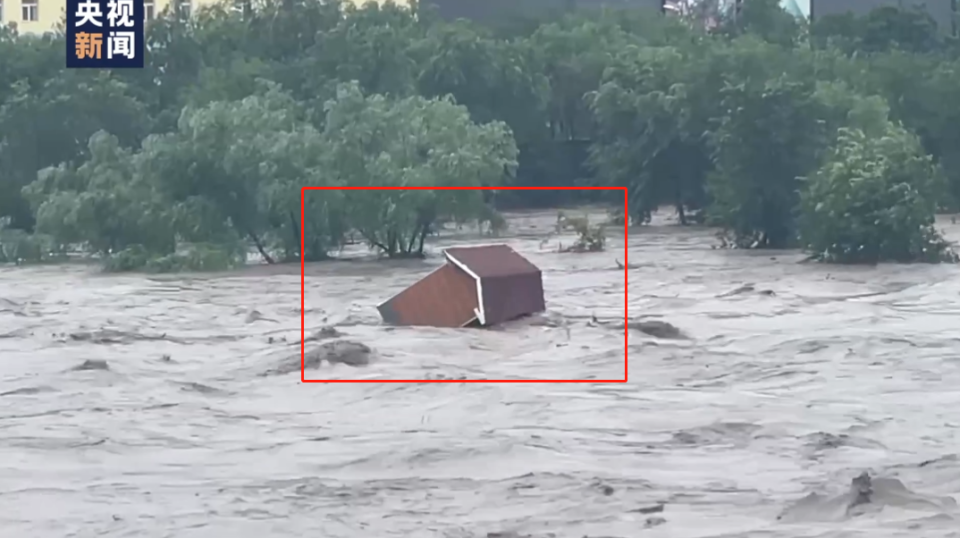 北京市永定河因豪雨暴漲，有房屋遭沖走。翻攝央視新聞