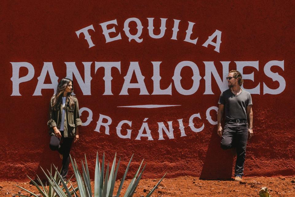 Matthew McConaughey, Camila McConaughey, Pantalones Organic Tequila