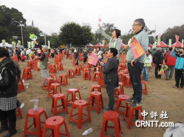 民進黨5日下午在台南舉行造勢大會，蔡英文甫致詞結束，還沒離場，會場後方已有大批群眾離場。（圖文／中評社）