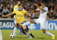 Arsenal's Jack Wilshere challenges Olympique Marseille's Dimitri Payet during their Group F Champions League soccer match at the Velodrome stadium in Marseille, September 18, 2013. REUTERS/Jean-Paul Pelissier (FRANCE - Tags: SPORT SOCCER)