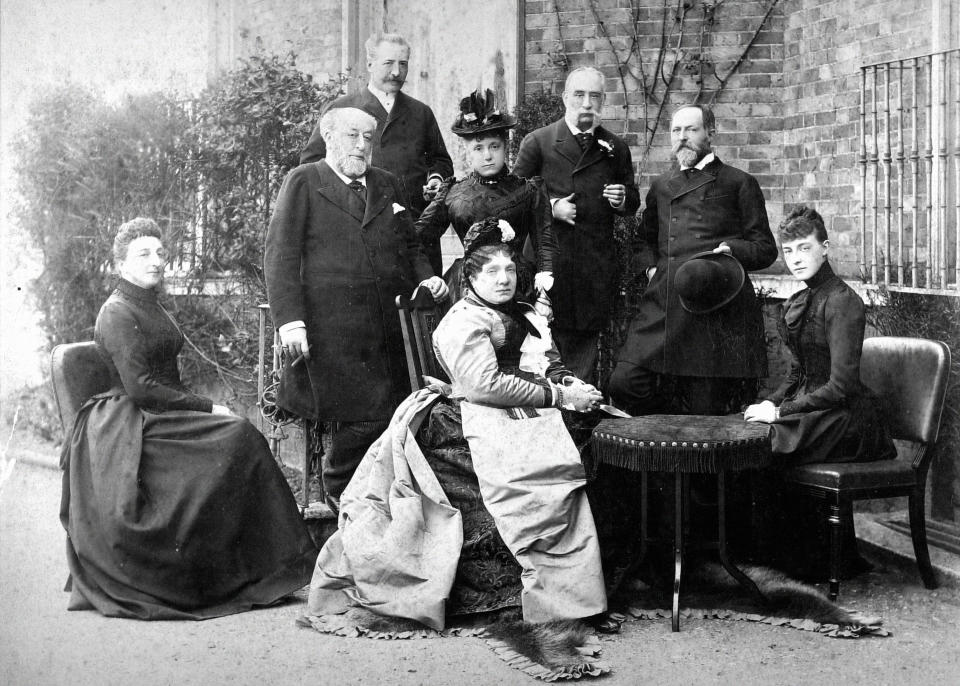 Cheen House, 1877: Queen Isabel II of Spain (1830-1904) and her  entourage : her daughter, Infanta Eulalie, seated behind her, her niece, the Countess of Paris, and her great-niece, Princess Helen of Orléans. (Photo by: Photo12/Universal Images Group via Getty Images)