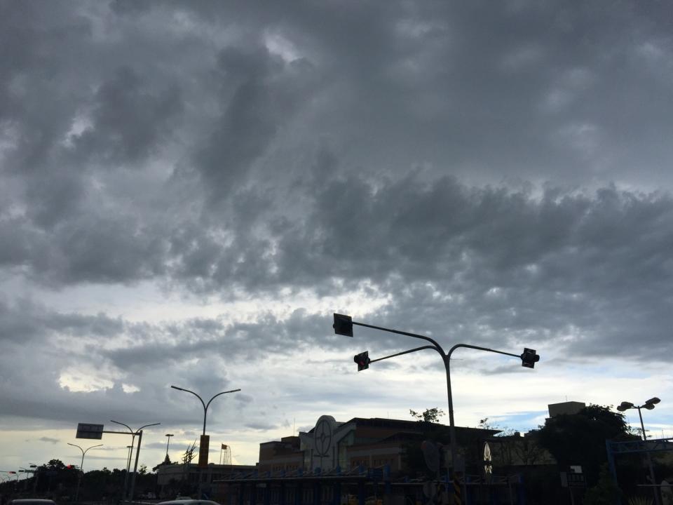 今天受南方雲系持續影響及鋒面接近，各地降雨機率偏高，西半部及東北部屬於有陣雨或雷雨的天氣   圖：葉宜哲/提供